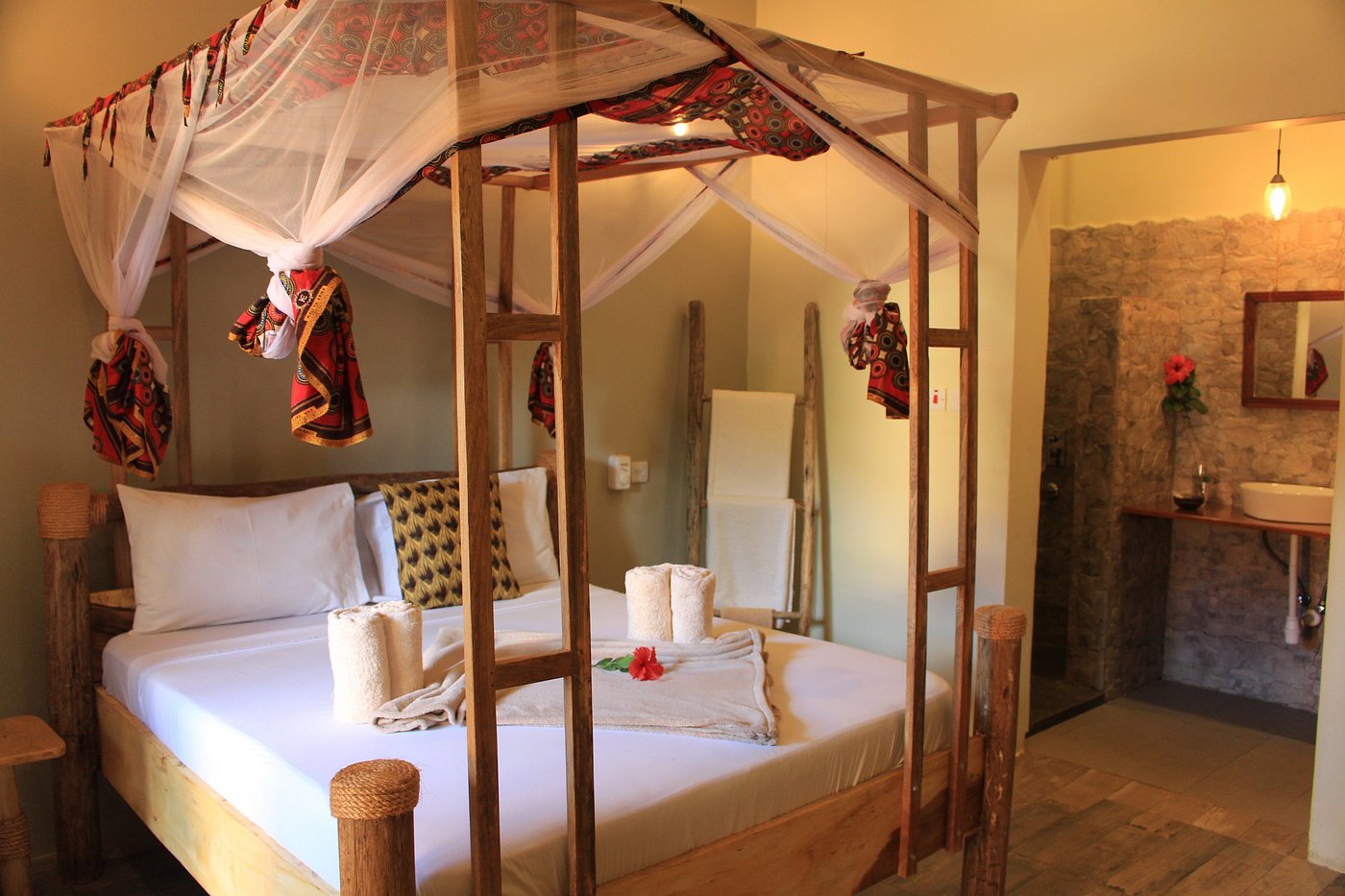 Room bed at Chanya Lodge